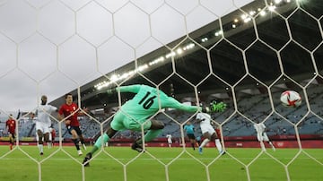 Mikel Oyarzabal anota el tercer gol para España de penalti 