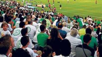 <b>EXPECTACIÓN. </b>La afición del Betis sigue con mucho interés la posible venta de su club a un jeque árabe.