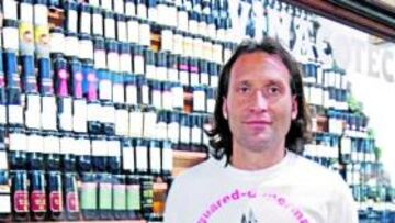 <b>SATISFECHO. </b>Rufete posó ayer para AS en la bodega del 'Asador 7 de Julio'.