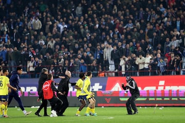 Numerosos ultras del Trabzonspor han agredido este domingo a los jugadores del Fenerbahçe tras perder su club en casa por 2-3. Tras pitarse el final del partido, los jugadores del Fenerbahçe intentaron celebrar la victoria sobre el césped, pero numerosos ultras del Trabzonspor irrumpieron en el campo agrediendo a los jugadores. Los futbolistas se defendieron, produciéndose una batalla campal de la que los jugadores fueron rescatados por las fuerzas de seguridad.