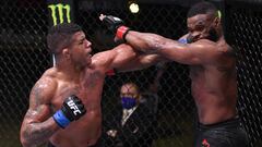 Gilbert Burns golpea a Tyron Woodley en el UFC Las Vegas.