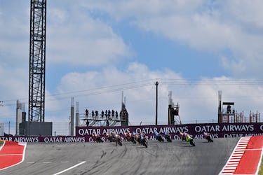 Los pilotos entrando en la primera curva frente a las obras durante el MotoGp de Estados Unidos.