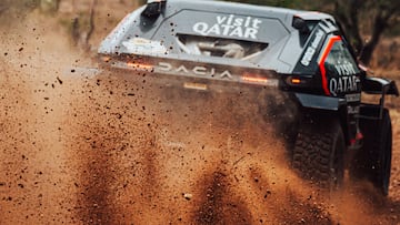 Nasser Al Attiyah con el Dacia del Dakar que participará en el Rally de Marruecos.