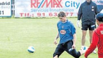 <b>EN EL BLANCO. </b>Torres remata a puerta con la izquierda bajo la mirada de un atento Aguirre.