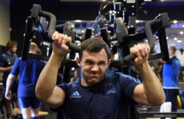 El jugador italiano, Simone Favaro, entrenando en el gimnasio. 