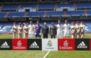 El Real Madrid C. F. y Emirates presentaron el nuevo acuerdo de patrocinio entre ambas entidades y la camiseta de la temporada 2013/14, que llevará el nombre de la compañía aérea.Al acto también acudieron los jugadores de la plantilla blanca, que posaron con las nuevas equipaciones.