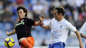 Valencia's midfielder David Silva (L) fights for the ball with Tenerife's midfielder Mikel Alonso (R) during their Spanish league football match at the Heliodoro Rodriguez Lopez stadium on Tenerife island on January 24, 2010. AFP PHOTO/JAVIER SORIANO.