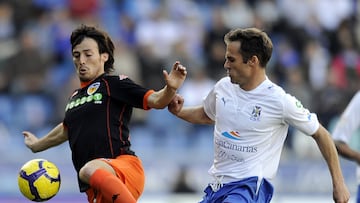 Valencia's midfielder David Silva (L) fights for the ball with Tenerife's midfielder Mikel Alonso (R) during their Spanish league football match at the Heliodoro Rodriguez Lopez stadium on Tenerife island on January 24, 2010.  AFP PHOTO/JAVIER SORIANO.
