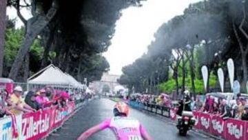 <b>DESESPERACIÓN. </b>Menchov se levanta del suelo y corre hacia su bicicleta en la contrarreloj de ayer.