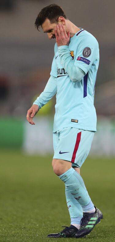 Quizás la derrota más recordada junto con la del Liverpool gracias al gol de Manolas. En la ida el Barcelona salió del Camp Nou con un resultado muy positivo (4-1) De Rossi (p.p), Manolas (p.p), Piqué y Suaréz fueron los goleadores. Dzeko anotaría el gol de la Roma que más tarde serviría de mucho. En la vuelta disputada en el Estadio Olímpico de Roma los blaugranas cayeron 3-0. Dzeko y De Rossi  anotaron los dos primeros y en minuto 82 llegó el gol de Manolas.