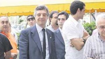 <b>EN SU SEDE. </b>Baldasano quemó la documentación en la puerta de su sede electoral.