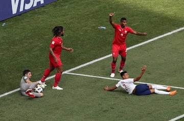 Román Torres y Jesse Lingard pugnaban por un balón y el colegia decretó falta del panameño dentro del área. Harry Kane no falló desde los 11 metros.