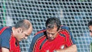 Lesionado. Hugo Viana recibe los primeros cuidados en su pie.