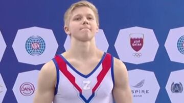 El gimnasta ruso Igor Kuliak, con la Z de apoyo a Rusia durante el podio de la Copa del Mundo de Gimnasia de Doha.