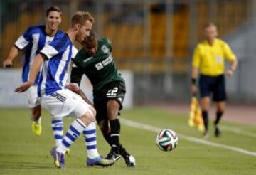David Zurutuza pelea un bal¨®n con el centrocampista brasile?o del Krasnodar, Joaozinho.