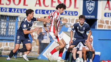 23-07-25. GELABERT CONTROLA EL BALÓN ENTRE PELAYO PÉREZ (8) Y BASURTO (21), AUTOR DEL GOL LOCAL EN EL MARINO-SPORTING.