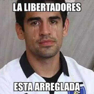 Hinchas de Colo Colo y Universidad de Chile se enfrentaron en las web con los memes.