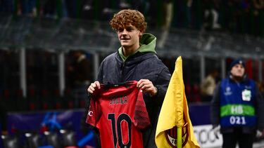 Jannik Sinner posa con la camiseta del AC Milan antes del partido de Champions frente al Borussia Dortmund en San Siro.
