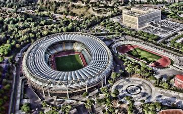 Se demolió en la parte de adentro para ser reconstruido para la final de la Copa del Mundo de 1990.