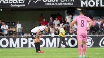 El cuadro albinegro dejó una mala imagen en el estreno ante el CD Eldense y debe acudir al mercado para mejorar la plantilla.