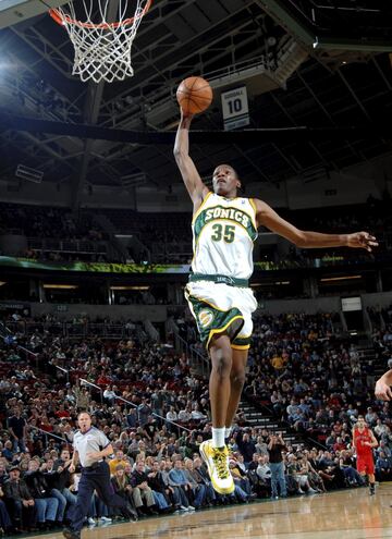 Equipos: Seattle SuperSonics (2007-2008), Oklahoma City Thunder (2008-2016), Golden State Warriors (2016-2019) y Brooklyn Nets (2019-2021). Promedios en su carrera: 27,1 puntos, 7,1 rebotes y 4,1 asistencias. Ser¨¢ recordado con (casi) todas sus pieles en la NBA. En Oklahoma, acarici¨® la gloria. En los Warriors, la alcanz¨® por partida doble. Ahora, en Brooklyn, en un reencuentro repleto de talento, la vuelve a perseguir junto a Harden y, adem¨¢s, Kyrie Irving. A sus 32 a?os, y tras estar 552 d¨ªas alejado de las pistas, sigue siendo uno de los principales adalides de la nueva era. MVP en 2014, arranc¨® su andadura en la mejor liga del mundo con el estatus de mejor novato del a?o. Lo hizo, adem¨¢s, en un contexto poco proclive: su franquicia, los SuperSonics, con 20 victorias y 62 derrotas, terminar¨ªa la temporada siendo el peor equipo de la competici¨®n. Los malos resultados deportivos, junto a la inestabilidad econ¨®mica, pusieron un punto y aparte, casi final. De Seattle se mudaron a Oklahoma en una revoluci¨®n que les rebautiz¨® y se llev¨® por delante pr¨¢cticamente todo lo anterior. Entre ello, su camiseta, la primera de Durant en la NBA. La ¨²nica que puede quedar caduca en la memoria.