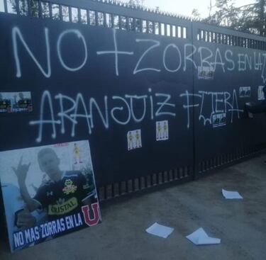 Rayados, marionetas y más amenazas: la barra de la U se ensañan con Aránguiz