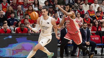 MURCIA, 30/12/2025.- El alero croata del Real Madrid Mario Hezonja (i) controla el balón ante la presión del ala pívot estadounidense de UCAM Murcia Zach Hicks (d), durante el partido de Liga ACB que están disputando UCAM Murcia y Real Madrid, este martes en el Palacio de los Deportes de Murcia. EFE/Marcial Guillén