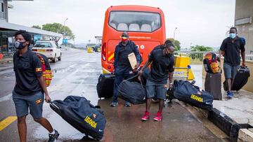 Miembros de la delegación de Uganda posan a su llegada a Japón para los Juegos Olímpicos de Tokio.