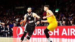 Shengelia y Satoransky durante el Virtus Bolonia-Barça de Euroliga.