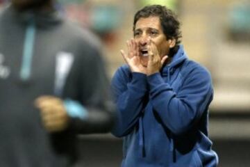 Futbol, Audax vs Universidad Catolica.
Decima fecha, cmapeonato de Clausura 2016/17.
El entrenador de Universidad Catolica Mario Salas da instrucciones a sus jugadores durante el partido de primera division contra Audax  disputado en el estadio Bicentenario La Florida de Santiago, Chile.
16/04/2017
Andres Pina/Photosport
************

Football, Audax vs Universidad Catolica.
10th date, Clousure Championship 2016/17
Universidad Catolica's manager Mario Salas instructs his players during the first division football match against Audax held at the Bicentenario La Florida stadium in Santiago, Chile.
16/04/2017
Andres Pina/Photosport