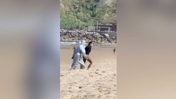 Detienen a una chica en San Sebastián por surfear tras dar positivo por coronavirus