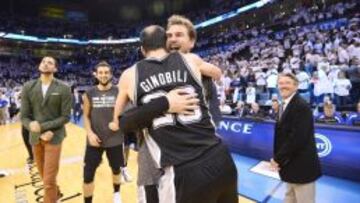 Made in Europa. Splitter abraza a Gin&oacute;bili en presencia de Belinelli, tres extranjeros blancos de los Spurs formados en Europa.
 