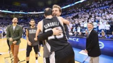 Made in Europa. Splitter abraza a Gin&oacute;bili en presencia de Belinelli, tres extranjeros blancos de los Spurs formados en Europa.
 