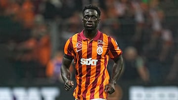 Davinson Sánchez durante un partido de Galatasaray.