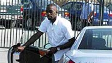 <B>DECIDIDO A SALIR</B>. Claude acudió puntual al reconocimiento médico en la C. Deportiva.