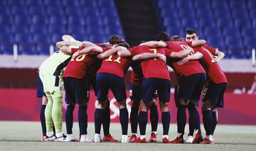 Piña de la selección española antes del inicio del partido. 
