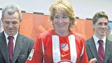 <b>TODOS SONRIENTES. </b>Javier Aguirre y Fernando Torres flanquearon a Esperanza Aguirre durante el acto y la aplaudieron cuando se puso la camiseta.