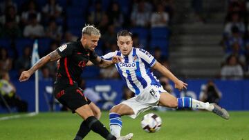 SAN SEBASTIÁN, 19/10/2022.- El centrocampista del Real Mallorca Dani Rodríguez (i) ante el defensa de la Real Sociedad Andoni Gorosabel durante el partido de la décima jornada de Liga en Primera División que se disputa hoy miércoles en el Reale Arena, en San Sebastián. EFE/ Juan Herrero.