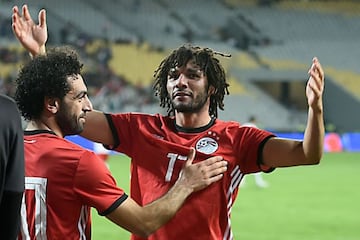 Mohamed Elneny celebra junto a Mohamed Salah un gol anotado frente a Túnez en partido clasificatorio para la Copa de África.