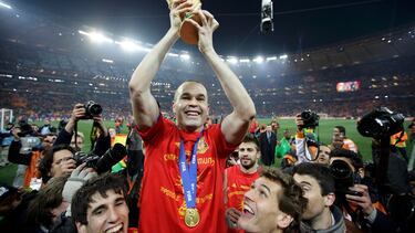Spain's Andres Iniesta holds the World Cup trophy after the 2010 World Cup final soccer match between Netherlands and Spain at Soccer City stadium in Johannesburg July 11, 2010. REUTERS/Kai Pfaffenbach (SOUTH AFRICA - Tags: SPORT SOCCER WORLD CUP IMAGE OF THE DAY TOP PICTURE)
MUNDIAL SURAFRICA 2010
PARTIDO FINAL
HOLANDA - SELECCION ESPAÑOLA ESPAÑA
CELEBRACION CAMPEONES DEL MUNDO 2010
COPA TROFEO
PUBLICADA 12/07/10 NA MA03 1COL