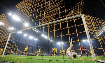 1-2. Centro desde la lnea de fondo de Joules Kound, remata Fermn Lpez, desva Gregor Kobe dejando el baln muerto en el rea y Ferran Torres atento, anota a placer el segundo.