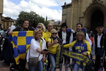 Miles de  seguidores del Cádiz se han desplazado hasta Oviedo para animar a su equipo 