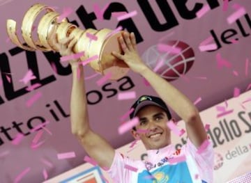Después de ganar el Tour de Francia un año antes, Contador no pudo repetir triunfo en París, pero sí se alzó con el Giro de Italia 2008 y la Vuelta a España, convirtiéndose en el primer español en ganar las tres grandes vueltas.
