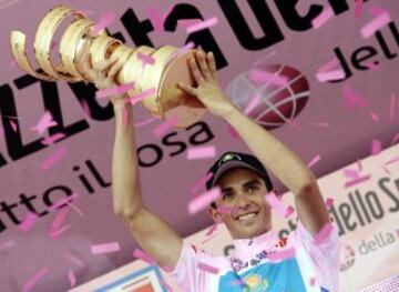 Despu¨¦s de ganar el Tour de Francia un a?o antes, Contador no pudo repetir triunfo en Par¨ªs, pero s¨ª se alz¨® con el Giro de Italia 2008 y la Vuelta a Espa?a, convirti¨¦ndose en el primer espa?ol en ganar las tres grandes vueltas.