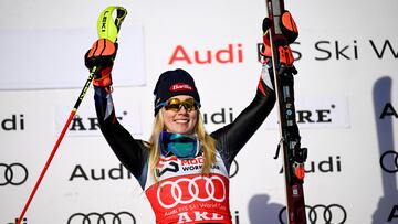 Mikaela Shiffrin celebra el podio en la prueba de eslalon en la Copa del Mundo de Are.