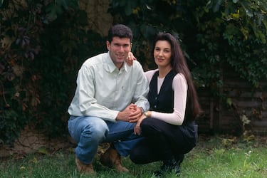 Según ha contado el ex jugador y entrenador del Real Madrid Zinedine Zidane y Veronique Fernández, de raíces españolas, se conocieron en una discoteca y ella fue la gran culpable de que el entrenador blanco llegará como futbolista al Real Madrid. Se casaron en 1993 y tienen cuatro hijos, todos jugadores en las categorías inferiores del Real Madrid: Enzo, Luca, Elyaz y Theo.