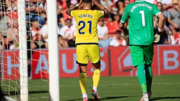 El delantero del Villarreal Yeremi Pino reacciona durante el partido correspondiente a la jornada 6 de LaLiga que ambos clubes disputan este domingo en el Campo de Fútbol de Vallecas. EFE/ Zipi Aragon