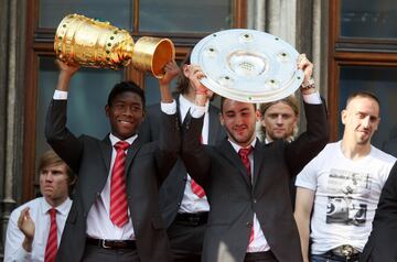 David Alaba y  Diego Contento alzan los títulos de liga y copa conseguidos por el Bayern en 2010.