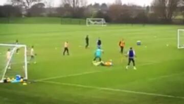 Adrián lo volvió a hacer: ¡la coge en su área y se va de todos!