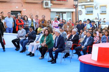 Los invitados y espectadores del acto siguen atentamente la intervención de Miguel Ángel Guijarro